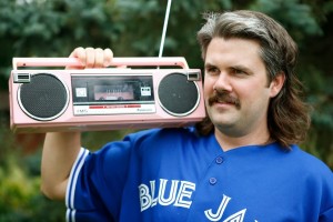 Blair McMillan com um rádio rosa