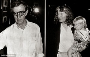 Mia Farrow diz que um de seus filhos pode ser de Sinatra, não de Woody Allen Woody Allen à esquerda, e Mia Farrow com Ronan Farrow à direita
