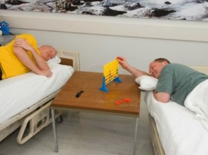 Dois senhores em camas separadas