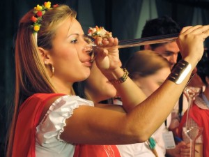 Loira em competição de chope na Oktoberfest