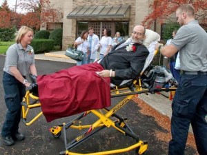 Senhor de terno na maca