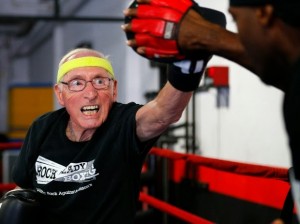 Senhor em aula de boxe