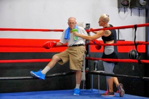Senhor em aula de boxe
