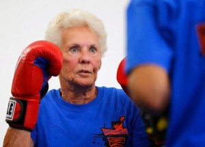 Senhora em aula de boxe