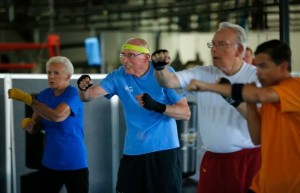 Idosos em aula de boxe