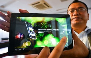 Cientistas chineses desenvolvem tecnologia 3D que dispensa óculos Chinês exibe tablet 3D