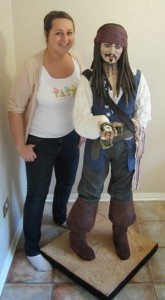 Confeiteira ao lado de personagem pirata de Johnny Depp