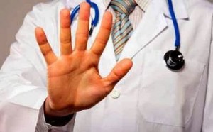 Médico com estetoscópio e mão aberta