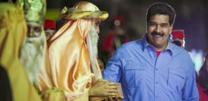 Maduro cumprimenta homem fantasiado de rei mago