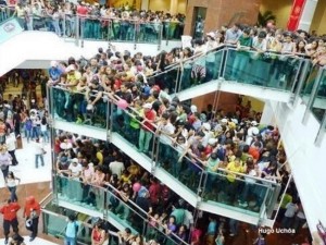 Adolescentes fazem arrastão e shopping Metrô Itaquera fecha mais cedo em SP Encontro de jovens no shopping Metrô Itaquera