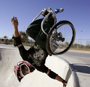 Aaron Fotheringham faz manobra na cadeira de rodas