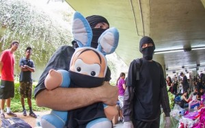 Integrante do Black Blocs segura Cebolinha vendado