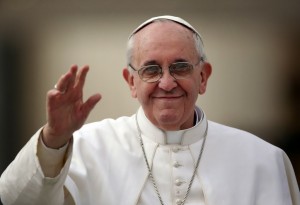 Papa Francisco revela que já trabalhou como segurança de boate na Argentina' Papa Francisco acena para a câmera