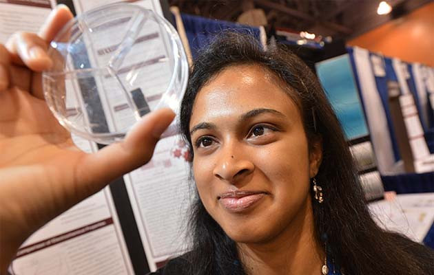 Estudante de 18 anos inventa tecnologia que recarrega celular em 20 segundos