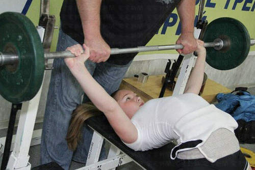 Russa de 13 anos levanta 108 kg e quebra recorde mundial