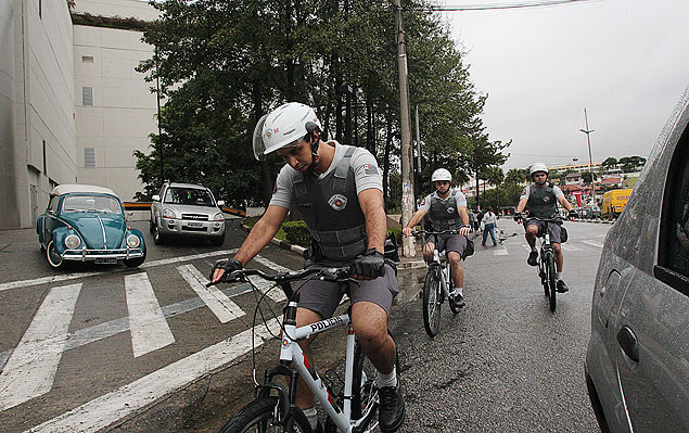 Moradores doam bicicletas a policiais na zona sul de SP