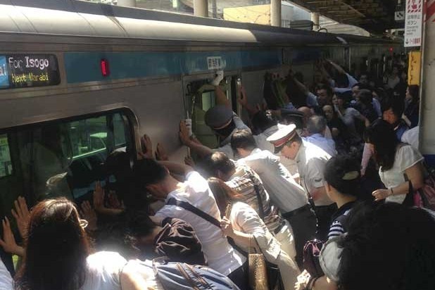 Japoneses empurram vagão para salvar mulher presa entre trem e estação