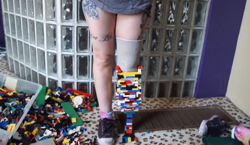 Jovem amputada faz prótese de perna com Lego