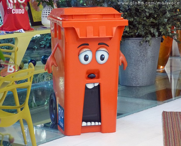 Lixeira falante no Rio dá bronca em quem joga lixo no chão