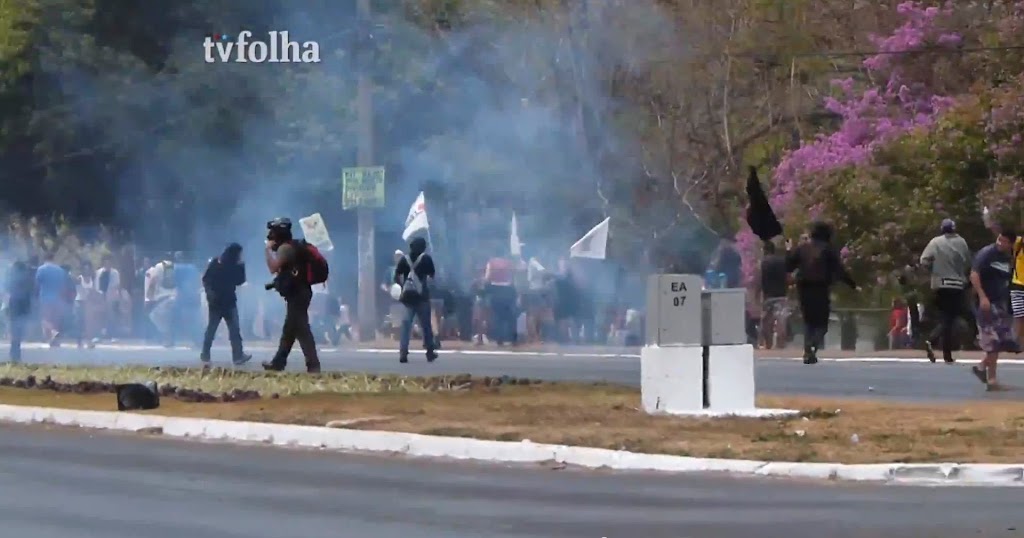 Manifestantes tentam invadir prédio da Globo em Brasília; assista