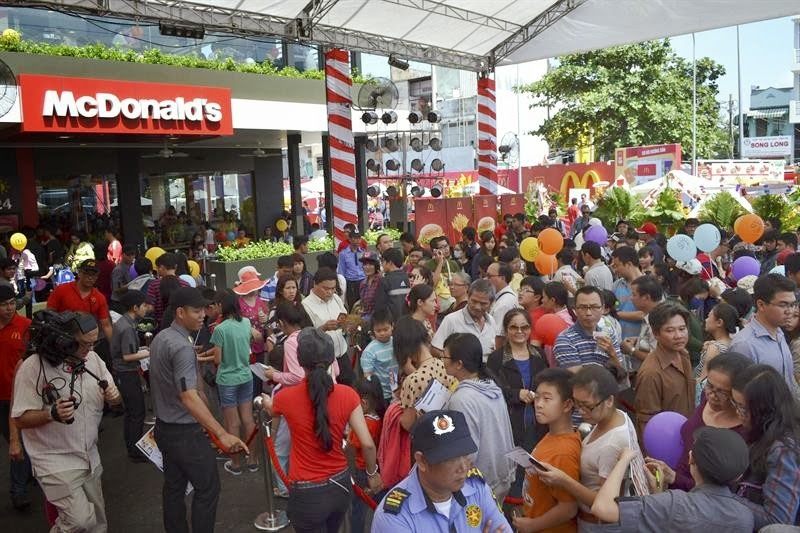 Vietnamitas fazem fila para comer no primeiro McDonald’s do país