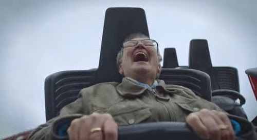 Holandesa experimenta montanha-russa pela primeira vez aos 78 anos