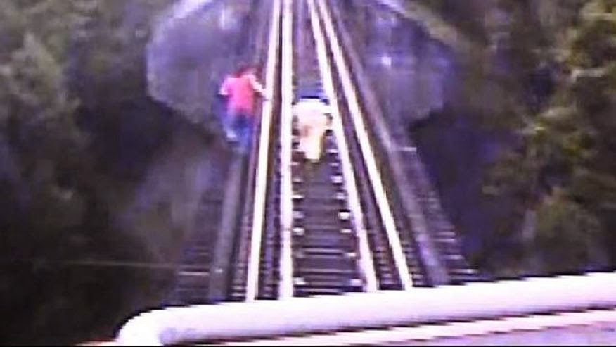 Mulheres deitam em trilhos para não serem atropeladas por trem nos EUA