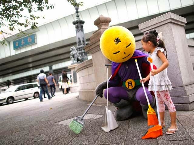 Armado de vassoura, herói mascarado limpa as ruas de Tóquio