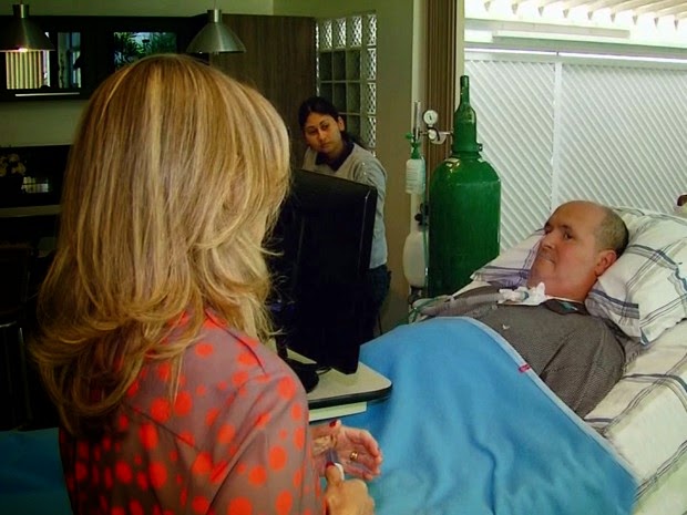 Ele só pode piscar os olhos e, ainda assim, dá aulas na UFJF