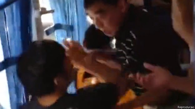 Jovem se recusa a ceder lugar em ônibus e apanha de idosos na China