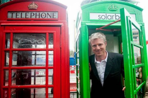 Cabine telefônica verde em Londres recarrega celulares por energia solar