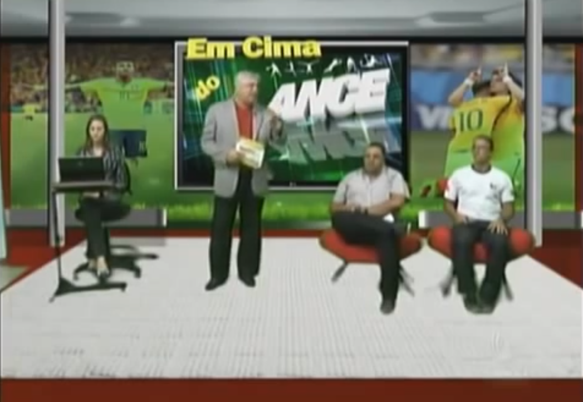 Entrevistado cai da cadeira ao vivo no programa ‘Em cima do lance’