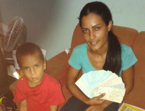 Catadora devolve a hospital R$ 250 mil em cheques achados no lixo