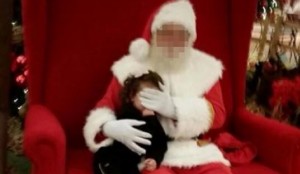 Papai Noel de shopping esconde rosto de criança que não pagou foto