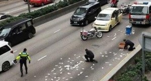 Carro-forte espalha R$ 5 milhões nas ruas de Hong Kong durante o Natal