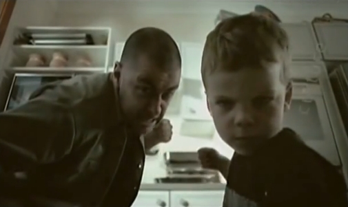 Comercial mostra como as crianças imitam as atitudes dos pais