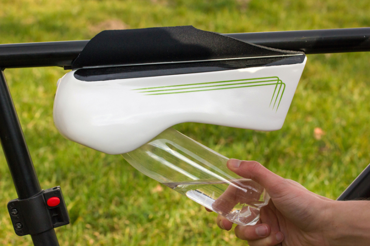 Estudante cria garrafa que condensa umidade do ar em água