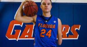 Garoto sem parte do braço estreia no basquete universitário com vitória