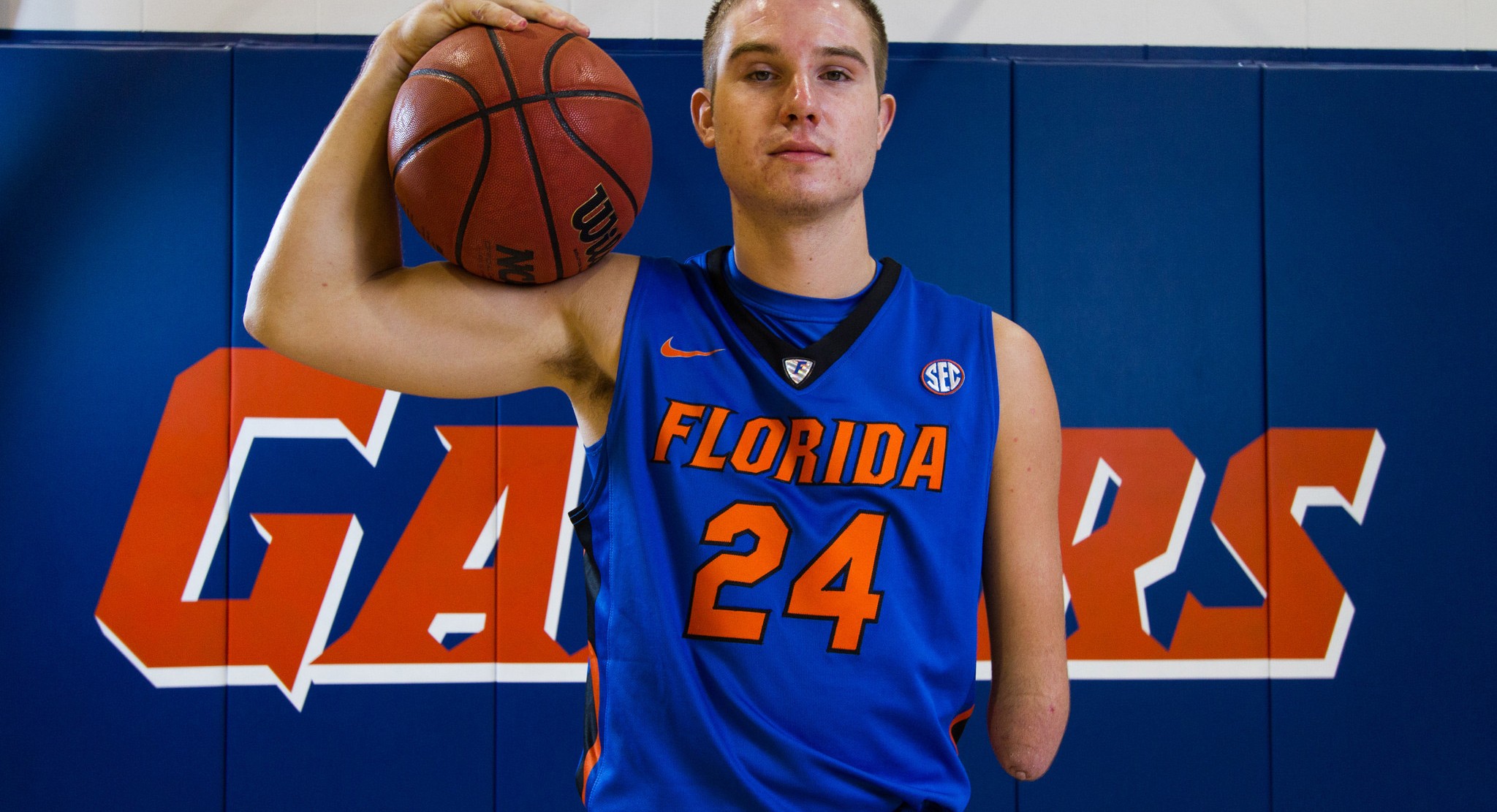 Garoto sem parte do braço estreia no basquete universitário com vitória