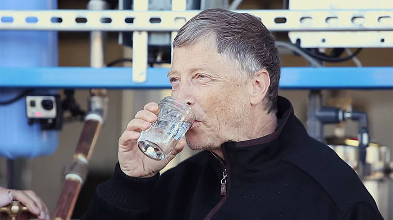 Bill Gates experimenta água extraída de fezes humanas