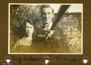 Foto antiga mostra que 'bastão de selfie' já era usado em 1926