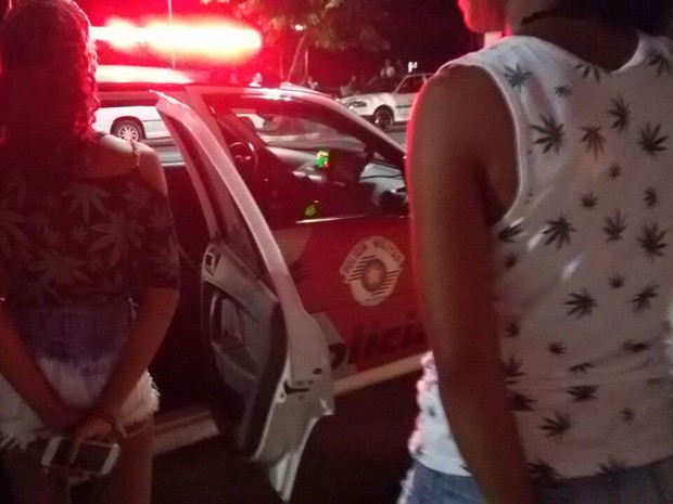 Garotas são apreendidas por usarem blusas com estampa de maconha