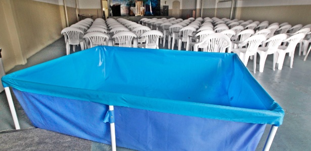 Igreja compra piscina para usar como reservatório de água