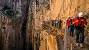 Passarela 'mais perigosa do mundo' reabre após reforma milionária