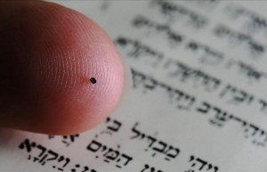 Do tamanho de cabeça de alfinete, menor Bíblia do mundo é exposta