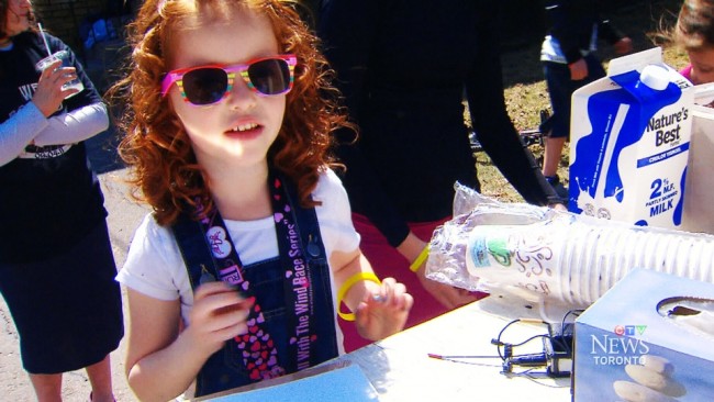 Para ajudar irmão doente, menina de 5 anos arrecada R$ 60 mil vendendo suco