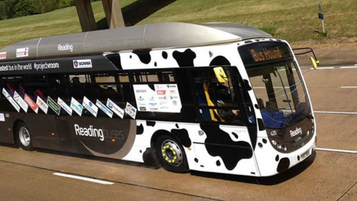 Ônibus movido a fezes bate recorde de velocidade na Inglaterra