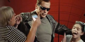 Arnold Schwarzenegger se finge de estátua e faz pegadinha com fãs