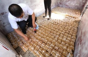 Chinês compra carro de luxo com quatro toneladas de moedas