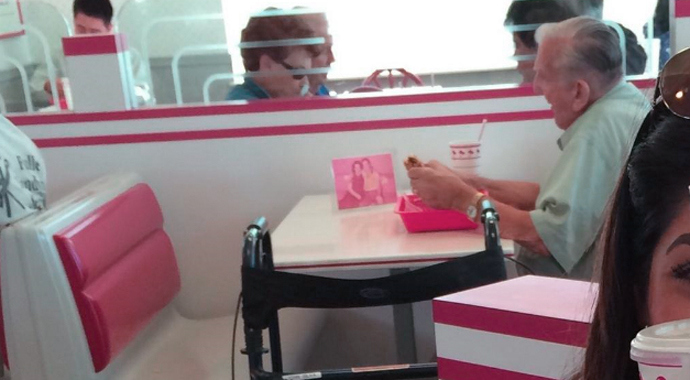 Imagem de idoso almoçando com foto de esposa falecida emociona o mundo